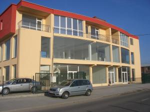 YagodovoСтудио за четирима в село Ягодово, на 5 км от Пловдив и летище Крумово的两辆汽车停在大楼前