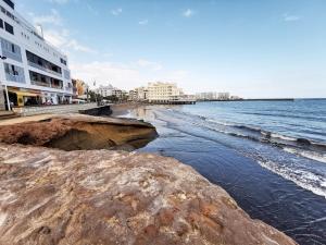 厄尔梅达诺Home2Book Duplex El Medano Pool & Terrace的享有海滩、建筑和大海的景色