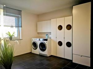 NardtLandhaus Kirchberg的洗衣房配有洗衣机和洗衣机