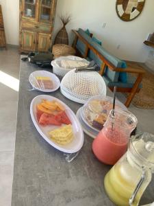 伊塔雷马Vila Gará Kite House - Ilha do Guajiru的餐桌,餐盘和饮料
