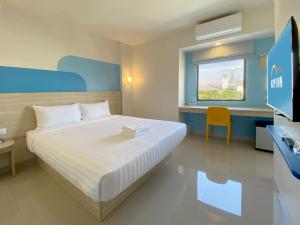 曼谷Hop Inn Bangkok Bangna的一间卧室配有一张床、一张书桌和一台电视