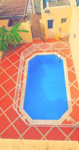 杜拉特阿拉尔فيلا بمسبح خاص درة العروس的享有游泳池上方庭院的景色
