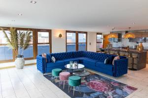 利物浦普斯帕德斯 - 利物浦1 - 公寓的客厅配有蓝色的沙发和桌子