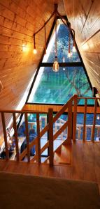 CernaCasa - Cabana Tip A Frame, Cerna, Vaideeni, Valcea的配有木制天花板的客房内的大窗户