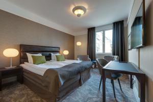 延雪平克莱里昂珍藏维多利亚酒店的配有一张床和一张书桌的酒店客房