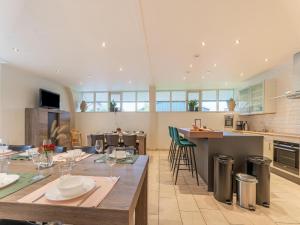MegchelenFarmhouse in the Achterhoek with hot tub and beach volleyball的厨房以及带桌椅的用餐室。
