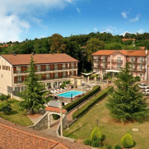 塞扎纳Boutique Hotel Grahor的享有带游泳池的度假村的空中景致