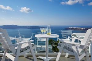 易莫洛林仙女座别墅度假酒店的海景阳台上的桌椅