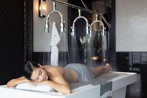 曼谷曼谷新通凯宾斯基酒店的裸体的男人躺在浴缸里