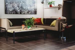 塔林学术旅舍的带沙发和咖啡桌的客厅