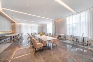 无锡无锡新区南禅寺景区亚朵酒店的用餐室设有桌椅和窗户。