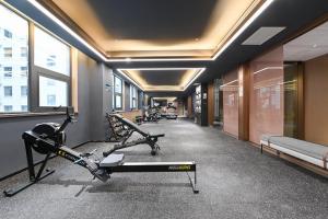 吕梁吕梁中央公园亚朵酒店的大楼内带有氧器材的健身房