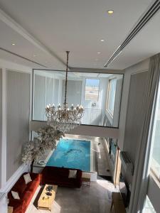 阿可贺巴شاليه كادي cady resort的一间带游泳池和吊灯的客厅