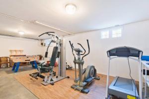圣让-德吕兹Villa Bakéa - Plage 10mn à pied的健身房设有跑步机,健身房提供健身自行车