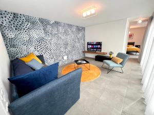 Monte CeneriMarAvilia Apartment - Vicino a Lugano的客厅配有沙发和桌子