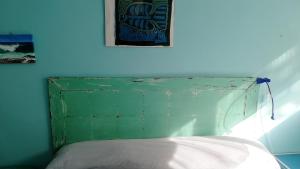 马德里Casita的一张带绿色床头板的床