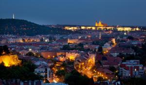 布拉格布拉格假日酒店 的夜晚带灯光的城市景观