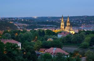 布拉格布拉格假日酒店 的教堂之夜城市景观