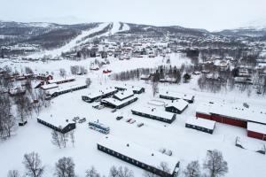 赫马万山区中心STF赫玛万斯酒店的雪中小镇的空中景色