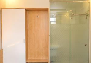 边和Lộc Thiên Ân hotel的浴室里设有玻璃门淋浴