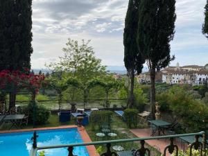 蒙托波利因瓦尔达尔诺Quattro Gigli Palace的阳台享有游泳池的景致。