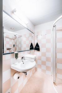 库雷萨雷Hotel NOSPA的一间带水槽和镜子的浴室