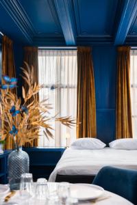 吕伐登De Olde Signorie的蓝色的卧室设有床和窗户
