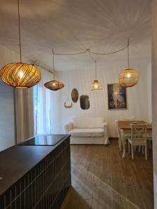 圣佩莱格里诺温泉La Boheme Self check-in Suite的客厅的天花板上挂着几盏灯