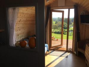 BoncathGarden Cottage Glamping Pod的一间房间,门和窗户上摆放着水果