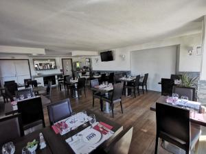 朗格勒朗格尔诺沃设计酒店的餐厅内带桌椅的用餐室
