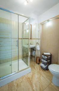 锡比乌Vila Bohemia的一间带玻璃淋浴和水槽的浴室
