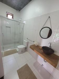 阿尔特杜尚Pousada Tauari的带淋浴、盥洗盆和卫生间的浴室