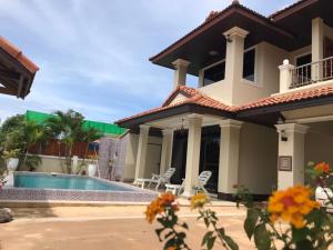 高兰Orchid Pool -Villa 3 bedrooms的一座带游泳池和房子的别墅