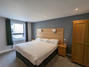 伯恩茅斯名流酒店（原品质伯恩茅斯酒店）的一间卧室设有一张大床和一个窗户。