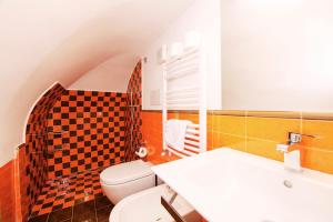 阿特拉尼Maison Escher的一间带卫生间和水槽的浴室