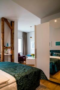 柏林奥德贝格酒店的酒店客房设有床和客厅。
