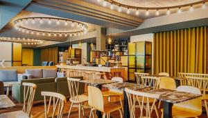 伊西莱穆利诺StayParis的一间带桌椅的餐厅和一间酒吧