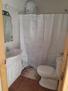 科洛尼亚-德尔萨克拉门托Apartamento en Colonia的白色的浴室设有卫生间和水槽。