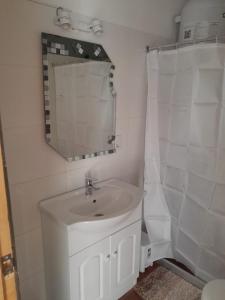 科洛尼亚-德尔萨克拉门托Apartamento en Colonia的白色的浴室设有水槽和镜子