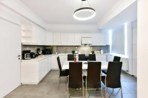 塞萨洛尼基Porto Sea View Apartments - Pl Ippodromiou 21的一间厨房,里面配有桌椅