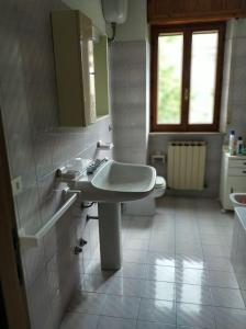 乌尔巴尼亚Palazzina的一间带水槽和卫生间的浴室