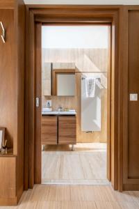 马德Botrytis Borhotel的一间带水槽和镜子的浴室