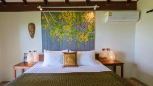 库德岛Jasmin Garden Koh Kood的一间卧室配有一张壁画床