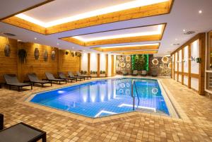 弗罗伊登施塔特Waldhotel Luise的游泳池位于酒店带桌椅的客房内