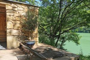 Castelnau-de-MandaillesLake House I // Alauzet Ecolodge + Nature spa的木甲板,带长凳和盆栽植物
