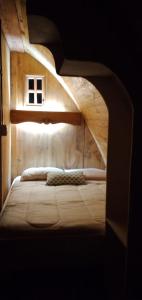 TalaganteCabañas Peñaflor Glamping的带窗户的客房内的一张床