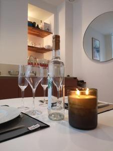 圣马洛Le Plongeoir, intra-muros的一张桌子,上面放有酒杯和一瓶,还有蜡烛