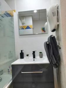 方黛涅Le moka的一间带水槽和镜子的浴室