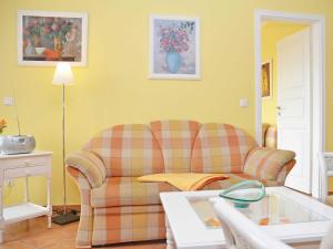 宾茨"Villa Laetitia" - WG 15 - zentral, strandnah, 2 Balkone的客厅配有沙发和桌子