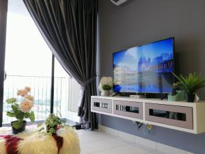 史里肯邦安Astetica Residences @ Seri Kembangan的客厅配有大屏幕平面电视